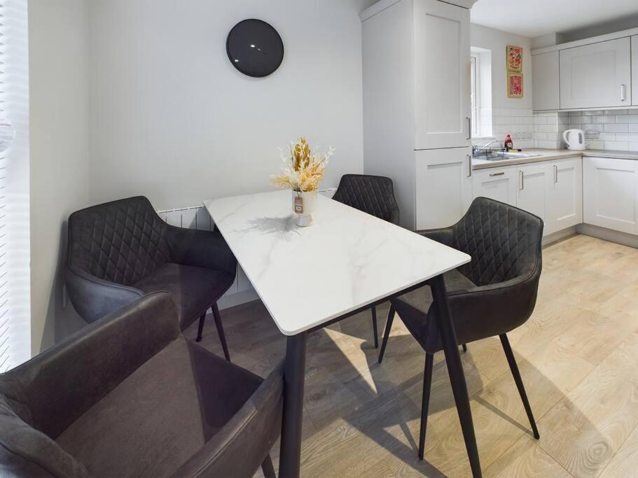 Contemporary 2-Bedroom Apartment เบลฟาสต์ ภายนอก รูปภาพ