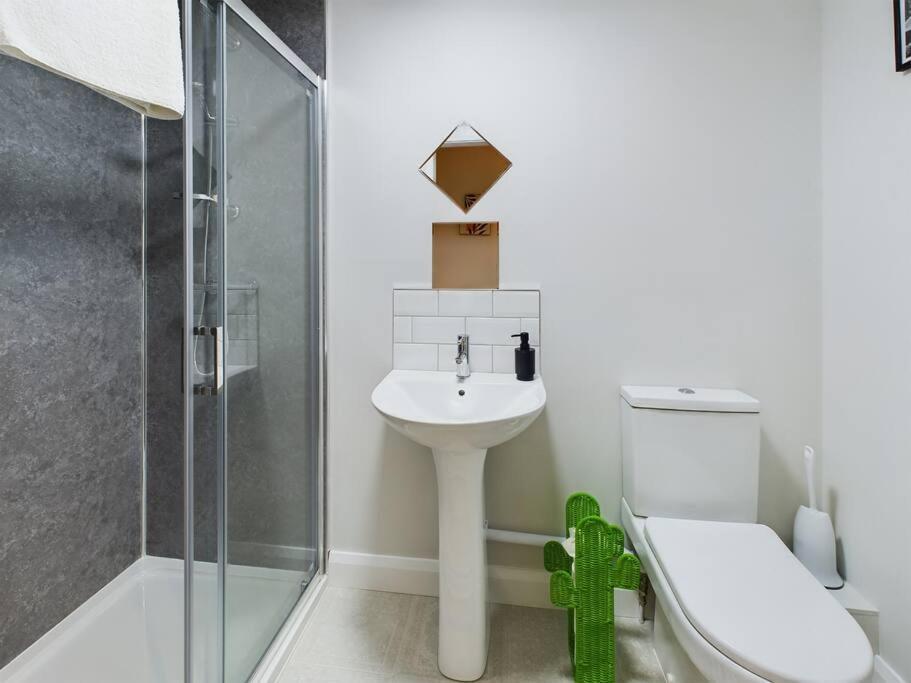 Contemporary 2-Bedroom Apartment เบลฟาสต์ ภายนอก รูปภาพ